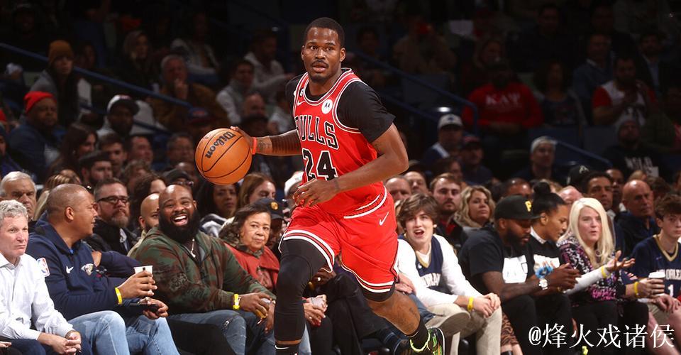 贾文特-格林抢断普里查德后，隔着怀特完成震撼单手扣篮