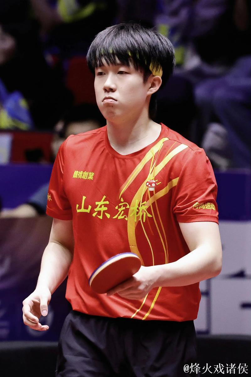 王楚钦退赛再参赛，步伐僵硬，球迷感叹国乒风貌依旧
